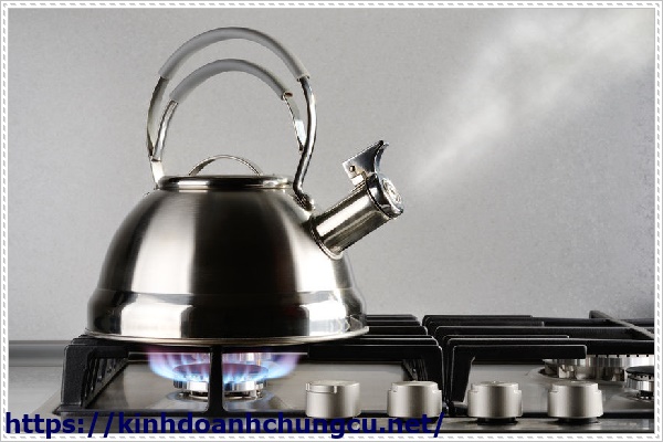 Xử l&yacute; bồn rửa b&aacute;t bị tr&agrave;o ngược bằng nước đun s&ocirc;i