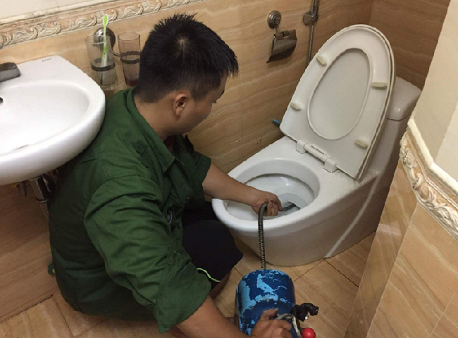 Xử l&yacute; bồn cầu bị x&igrave; hơi bằng dịch vụ vệ sinh chuy&ecirc;n nghiệp