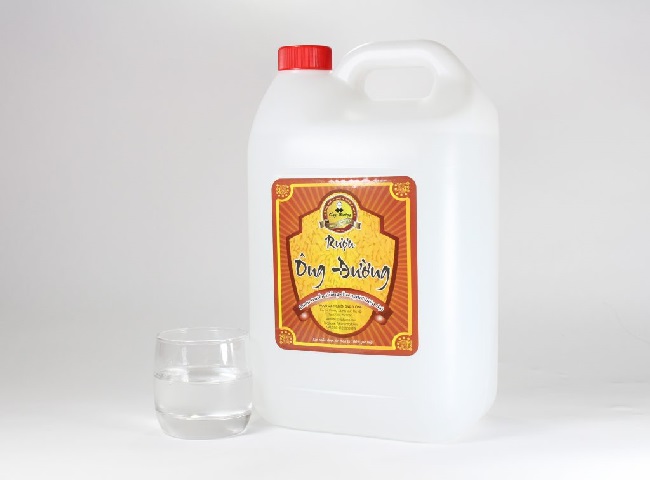 Xử l&yacute; bồn cầu mới lắp bị h&ocirc;i bằng rượu trắng