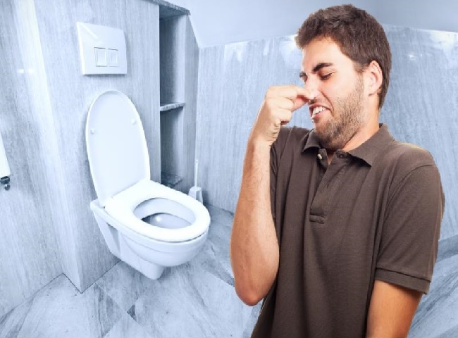 Bồn cầu mới lắp bị h&ocirc;i v&agrave; hậu quả g&acirc;y ra