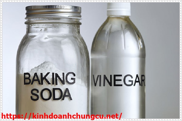 Xử l&yacute; bồn rửa b&aacute;t bốc m&ugrave;i h&ocirc;i với Baking soda v&agrave; giấm