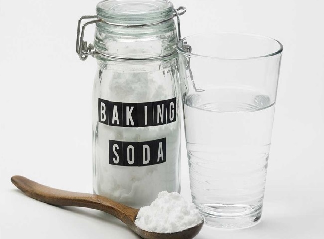 D&ugrave;ng baking soda tẩy s&agrave;n nh&agrave; vệ sinh